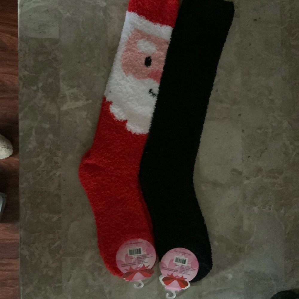NWT 2 PAIRS Super Soft Christmas Socks